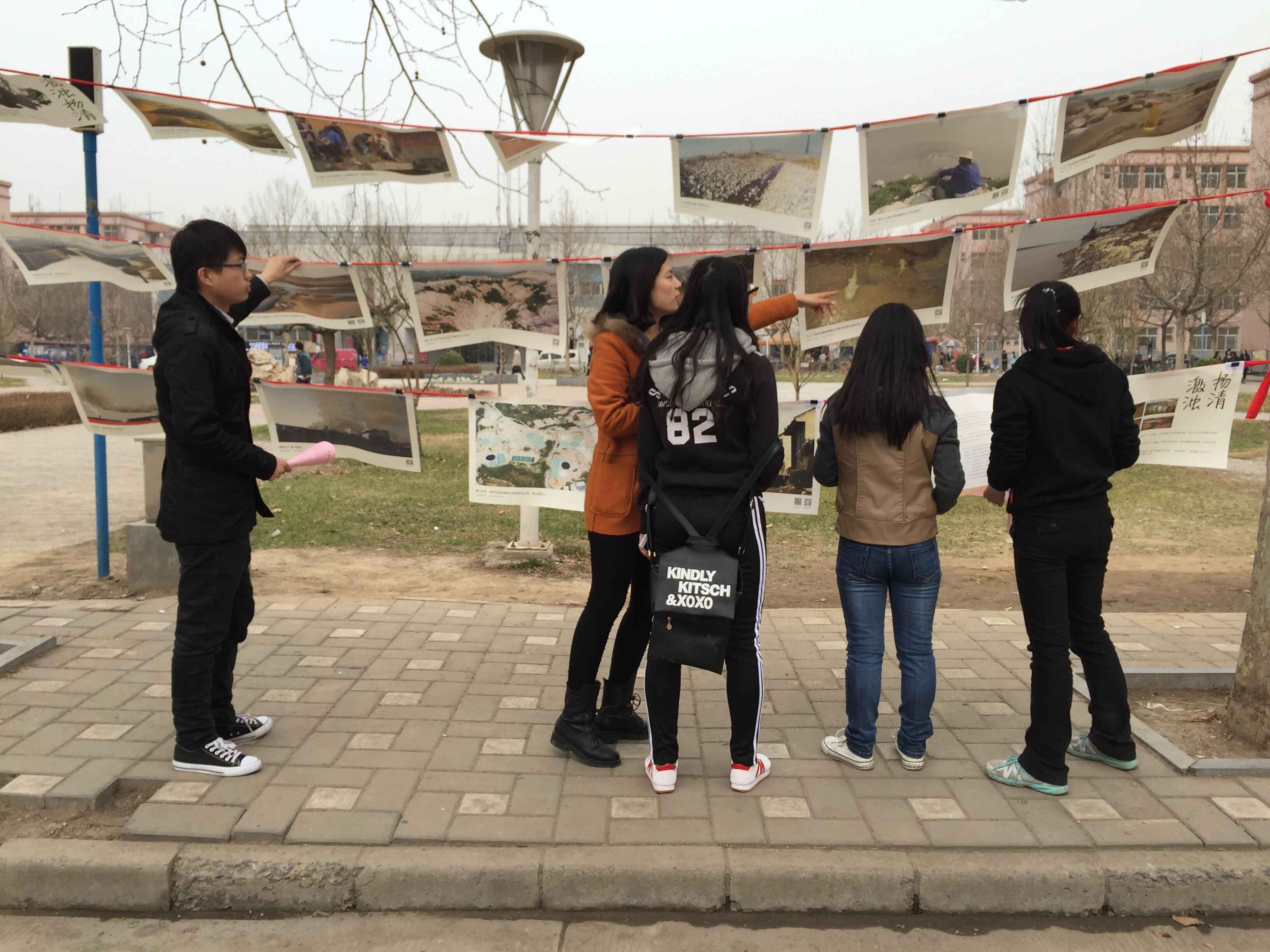 350VIP浦京集团研究生会成员为同学们讲解图片展.jpg 350VIP浦京集团研究生会成员为同学们讲解图片展.jpg